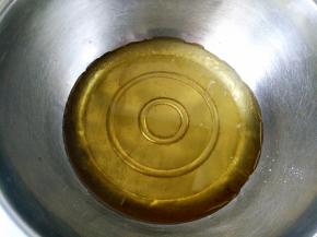 将蜂蜜、花生油和枧水混合