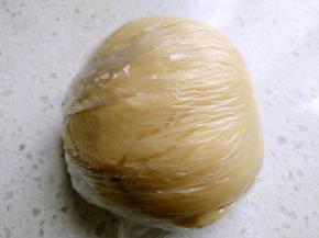 揉成团，包保鲜膜静置2小时