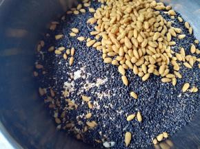 准备馅料，将所有干果和果脯混合