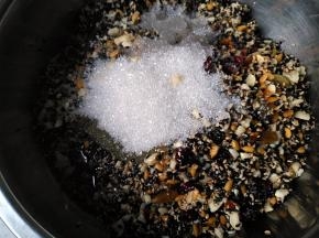 加入细砂糖、蜂蜜、白酒、凉开水和花生油，混合均匀