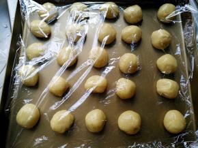 将静置好的月饼皮面团平均分成25份，搓圆