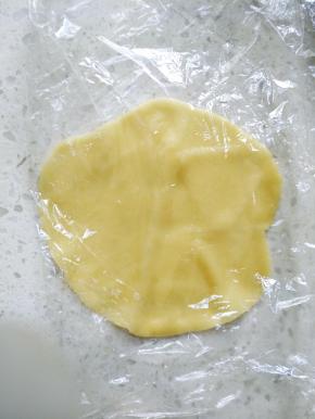 逐个隔保鲜膜用擀面杖擀薄