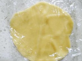 逐个隔保鲜膜用擀面杖擀薄