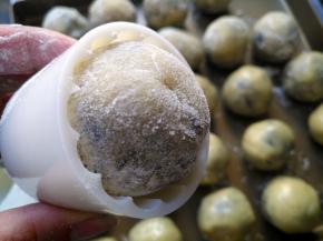 表面均匀沾上面粉，用月饼模印出花纹