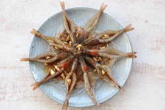 调好的料汁淋在虾上。