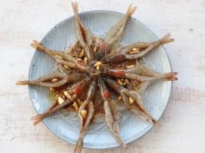 调好的料汁淋在虾上。
