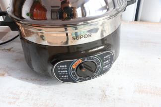 选择一键煮火锅模式，先将水烧开。