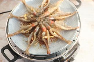 水烧开后，将虾放入锅中，盖上锅盖。