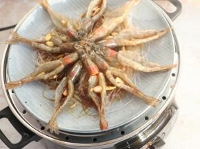 水烧开后，将虾放入锅中，盖上锅盖。