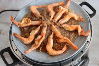 时间结束后，打开锅盖，此时虾和粉丝都已经熟了。