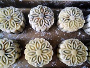 摆入烤盘，表面喷水