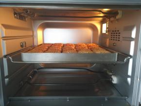 放入预热好的烤箱中层上下为180度