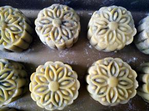 五分钟后取出表面刷蛋液