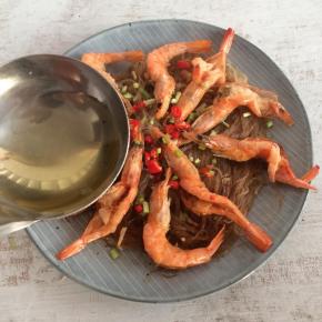 撒上小米椒，淋上一勺热油即可。