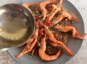 撒上小米椒，淋上一勺热油即可。
