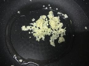 下蒜蓉爆香