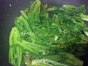 放入油麦菜快速翻炒均匀，盖上锅盖焖一分钟，倒入芡汁