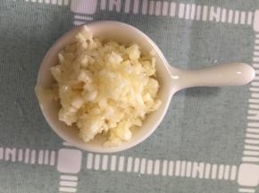 蒜头切成蒜蓉