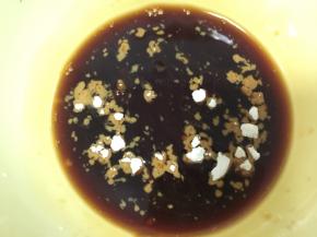 调芡汁，用一个小碗，放入酱油和玉米淀粉