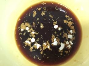调芡汁，用一个小碗，放入酱油和玉米淀粉