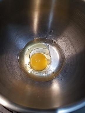 鸡蛋打散，加入白糖继续搅拌到无颗粒的状态。