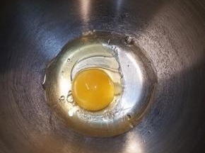 鸡蛋打散，加入白糖继续搅拌到无颗粒的状态。
