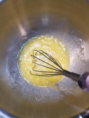 然后加蜂蜜继续搅拌均匀。