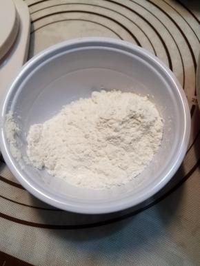 称量好低筋面粉跟泡打粉。