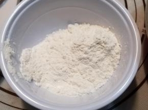 称量好低筋面粉跟泡打粉。
