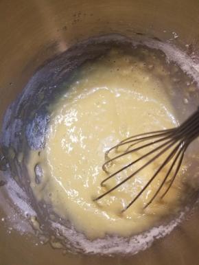 划十字搅打均匀，边缘部分用刮刀刮进去搅拌，防止有粉类不均匀。