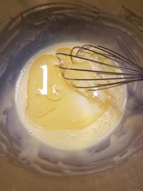 搅匀后加入玉米油，继续拌匀。