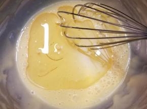 搅匀后加入玉米油，继续拌匀。