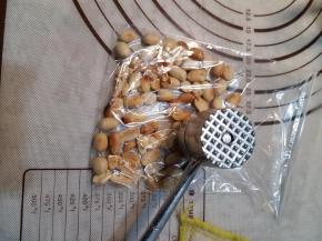 取出准备好的熟花生米，装入一个密封袋中，敲碎。