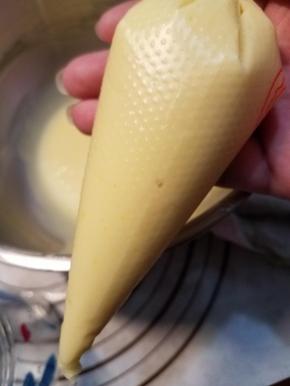 搅拌好的面糊一半倒入裱花袋密封好。