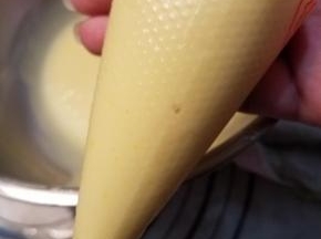 搅拌好的面糊一半倒入裱花袋密封好。