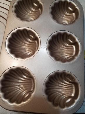 取出玛德琳模具，在表面刷一层薄薄的黄油。