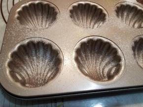 再筛上一层薄薄的面粉，在做准备工作的时间看准时间，160度预热烤箱。