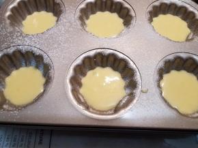 在模具内挤入原味的面糊。