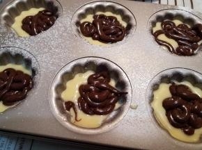 然后再挤入可可的面糊。
