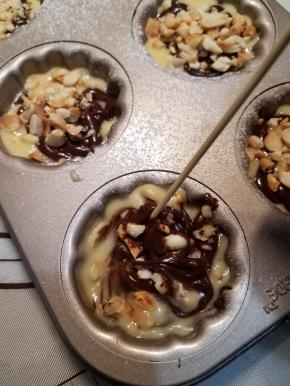 撒上花生碎，用一个竹签简单的搅拌一下就可以送入烤箱了，25分钟左右即可。