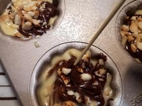 撒上花生碎，用一个竹签简单的搅拌一下就可以送入烤箱了，25分钟左右即可。