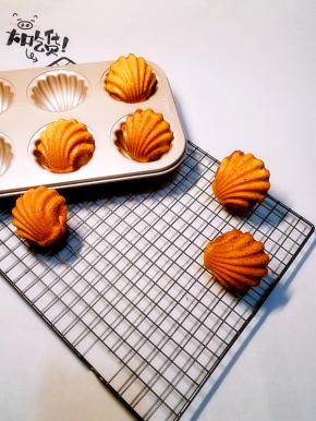 取出烤制好的玛德琳，转移到晾晒网上，放凉后密封保存就可以了。