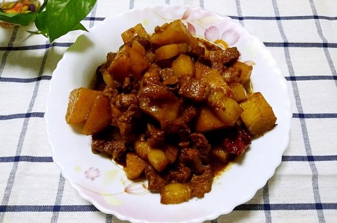 砂锅土豆炖猪肉