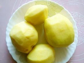 土豆削皮洗干净