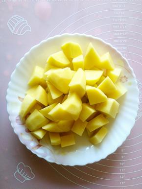 洗干净的土豆切小块儿