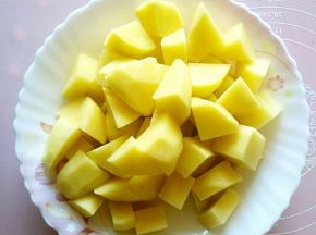 洗干净的土豆切小块儿