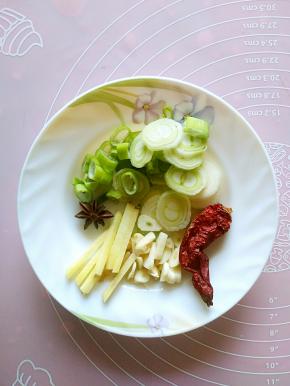 葱姜蒜，大料粒，干红辣椒准备好