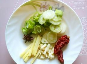 葱姜蒜，大料粒，干红辣椒准备好