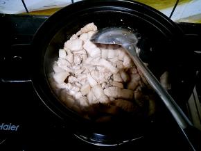 食来运转砂锅坐火上，因为它是干烧不裂的所以可以直接把准备好的猪肉倒入锅中，煸炒至肉色发白。