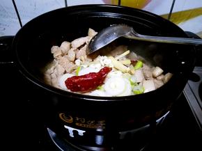 倒入植物油继续煸炒片刻之后放入葱姜蒜，花椒大料和干红辣椒再炒一会儿爆香。